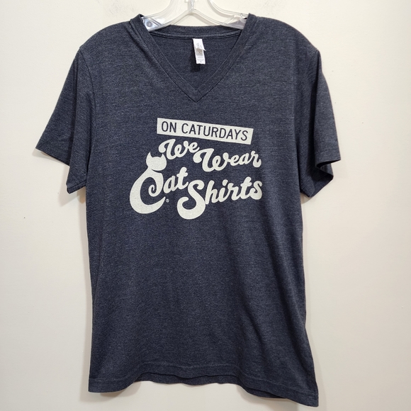 Canvas On Caturdays we wear cat shirts v-neck graphic tshirt woman's size medium - Picture 1 of 7